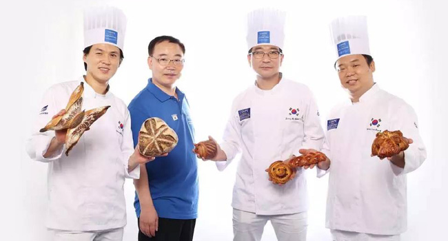 韩国队员与面包合影